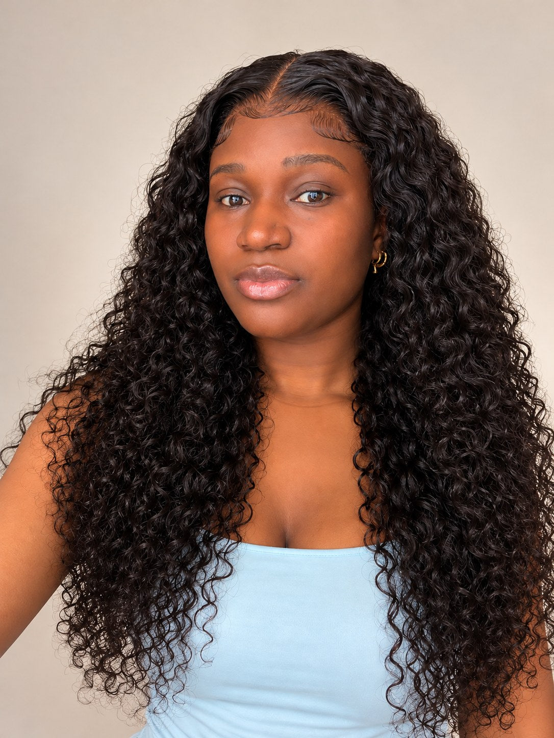 Yará Jerry Curly Glueless Perücke 20 Inch, Natural Black, getragen