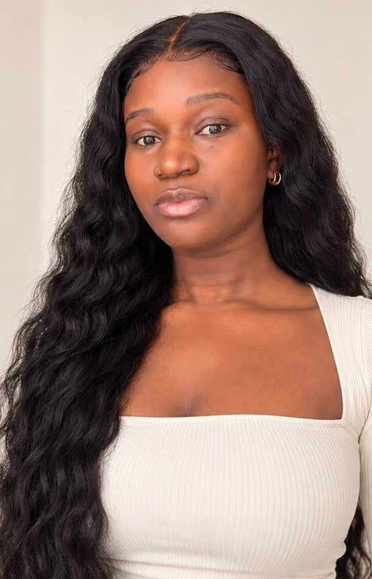 Yará Natural Wavy HD Lace Perücke 30 Inch, Porträt